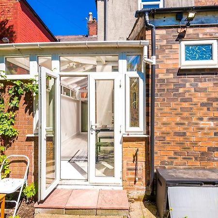 Large 4 Bedroom Home With Free Parking Near Mediacityuk Manchester Exterior foto