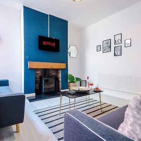 Large 4 Bedroom Home With Free Parking Near Mediacityuk Manchester Exterior foto