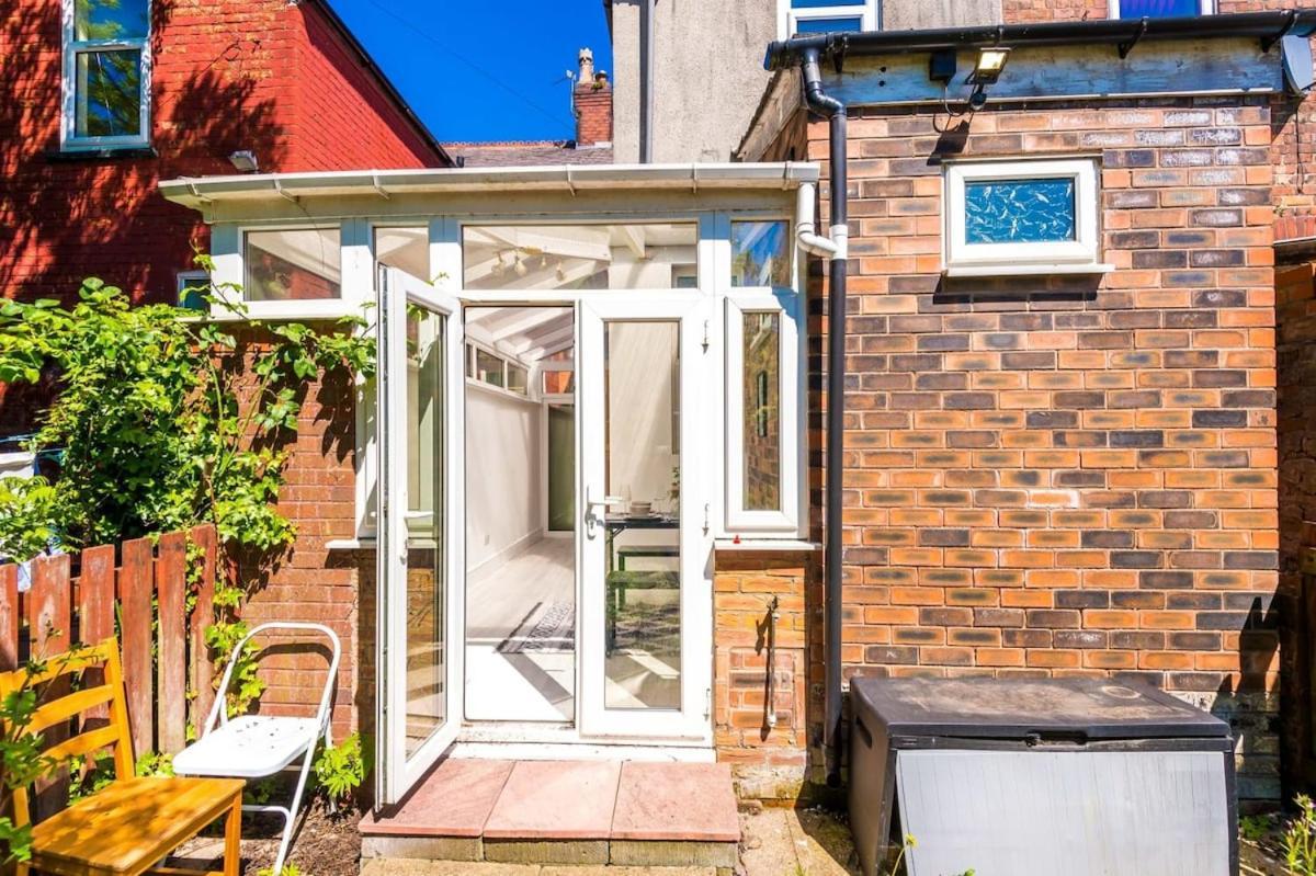 Large 4 Bedroom Home With Free Parking Near Mediacityuk Manchester Exterior foto