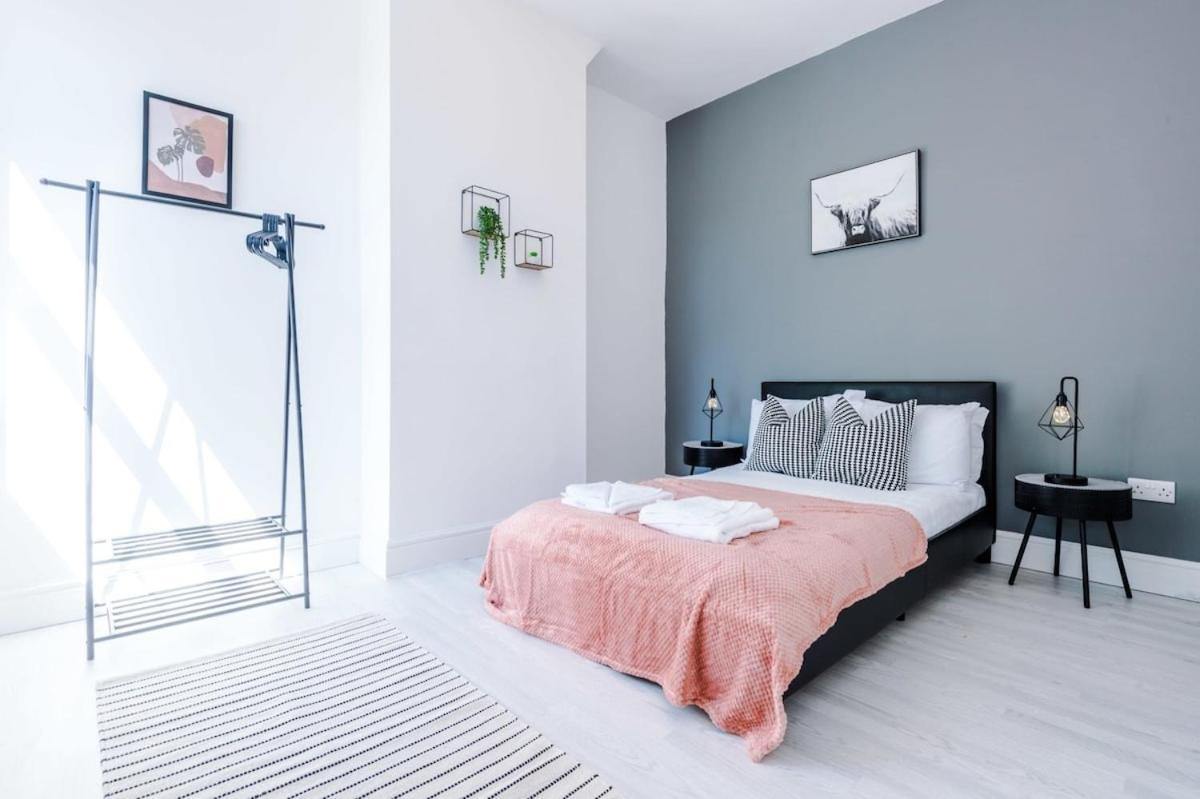Large 4 Bedroom Home With Free Parking Near Mediacityuk Manchester Exterior foto