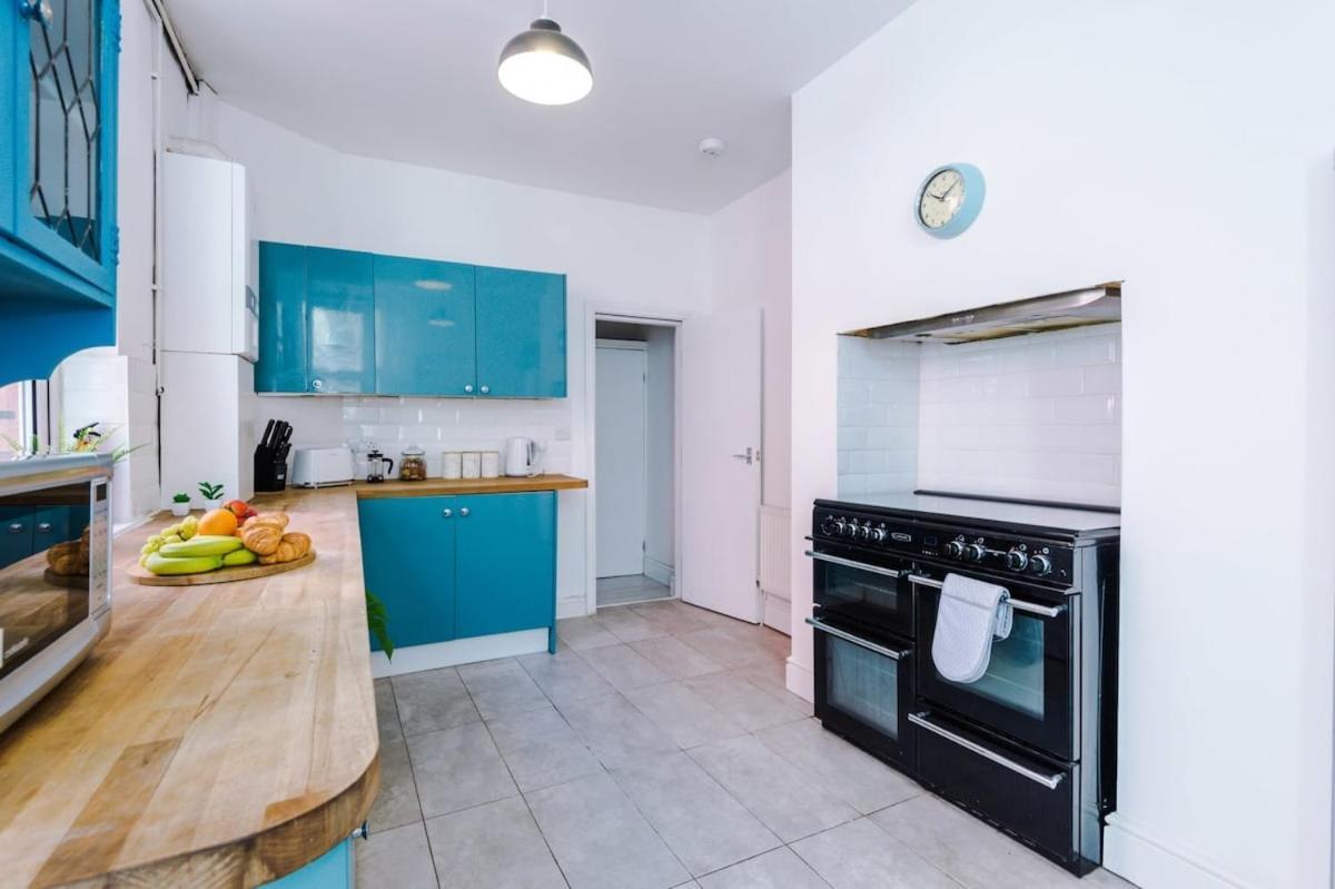 Large 4 Bedroom Home With Free Parking Near Mediacityuk Manchester Exterior foto