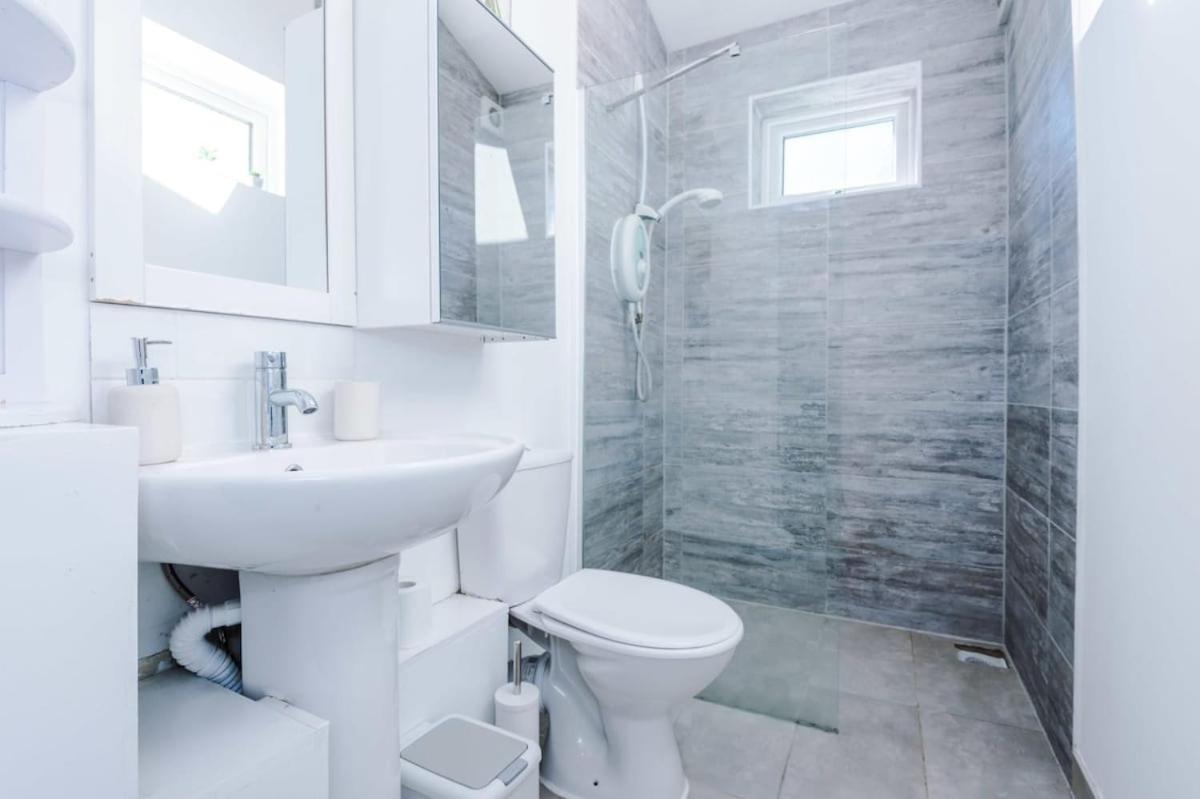 Large 4 Bedroom Home With Free Parking Near Mediacityuk Manchester Exterior foto