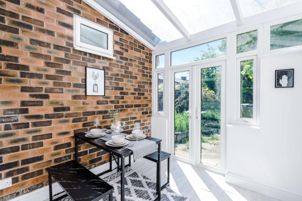 Large 4 Bedroom Home With Free Parking Near Mediacityuk Manchester Exterior foto